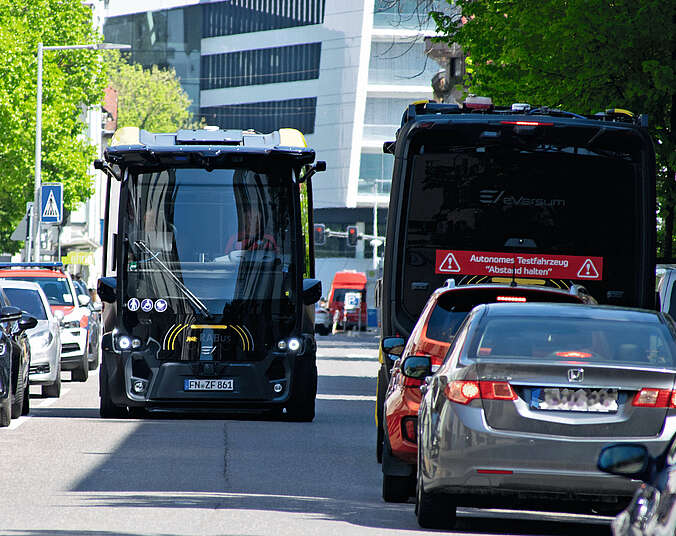 Autonome ÖPNV-Shuttles im Verkehr. (Foto: Stadtwerk am See)