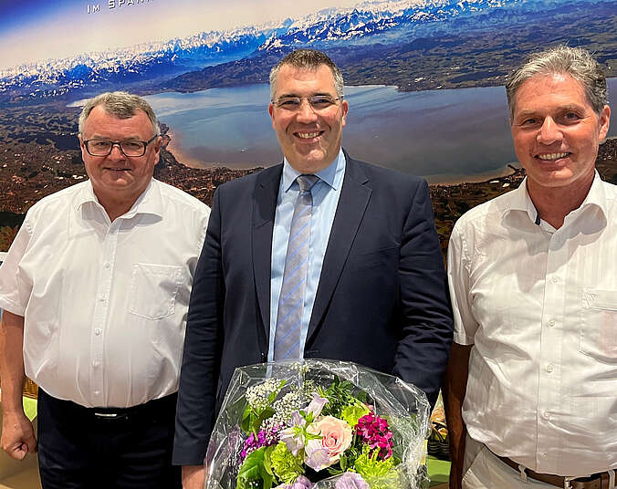 Oberbürgermeister Andreas Brand, Ralph Erhardt mit Blumen und Bürgermeister Dieter Stauber