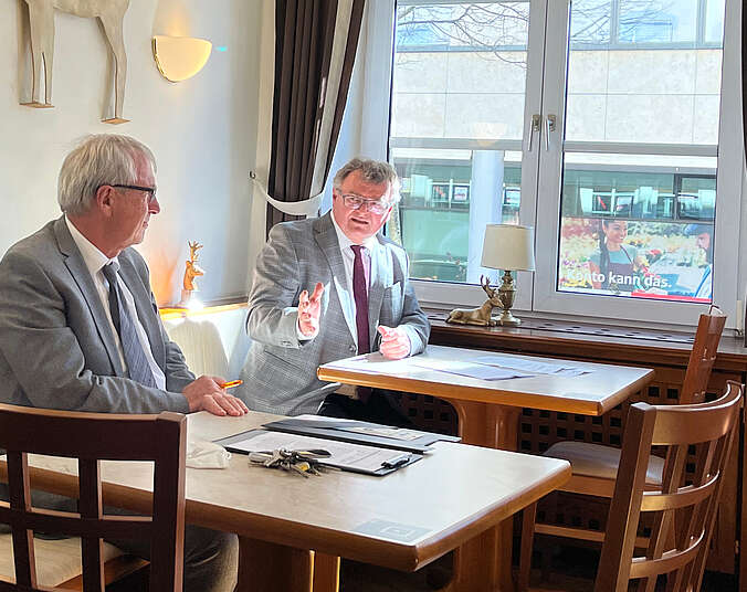 Lorenz Schlechter, Vorstand Inselbrauerei Lindau (links) und Andreas Brand, Oberbürgermeister der Stadt Friedrichshafen beim Pressetermin im Goldenen Hirsch