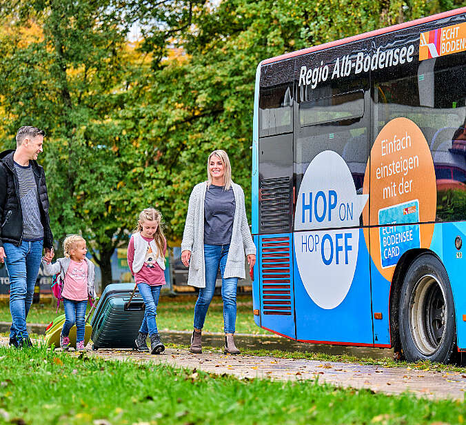 Familie neben einem Bus