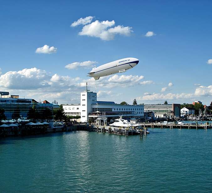 Blick auf das Zeppelin Museum, über diesem fliegt der Zeppelin vom Bodensee aus.