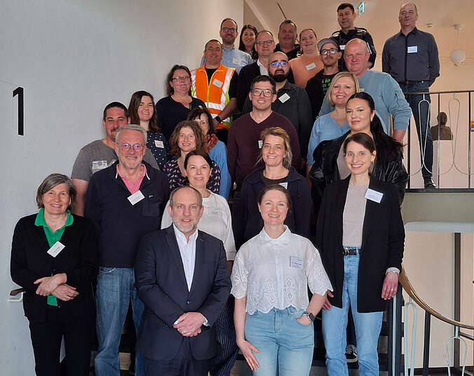 Frauen und Männer auf der Treppe im Rathaus