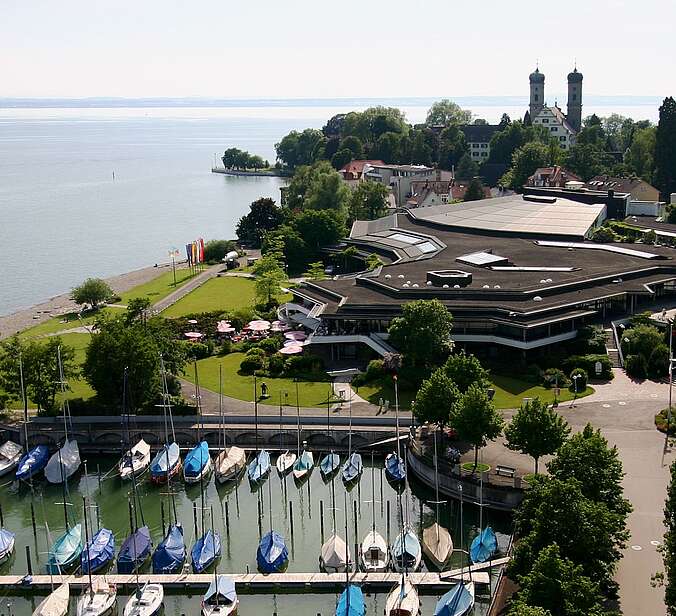 Graf- Zeppelin- Haus und Yachthafen von oben fotografiert