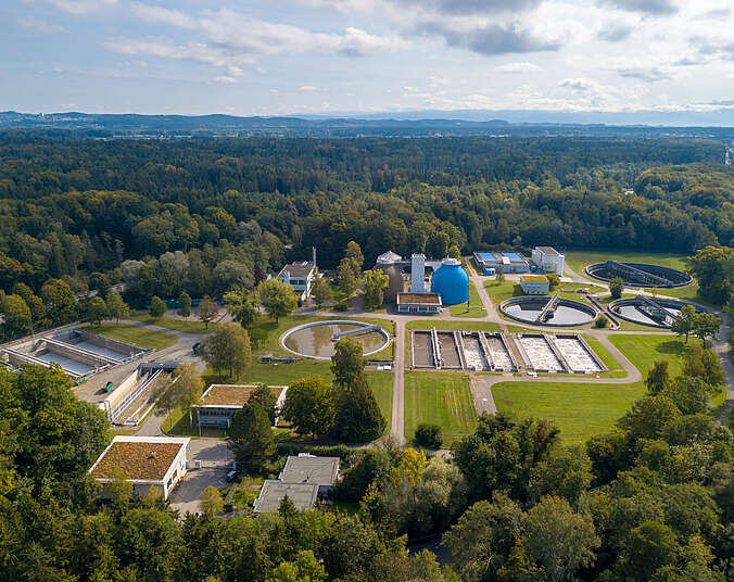 Eine Aufnahmen des Klärwerk Friedrichshafen von obenumgeben von Wald
