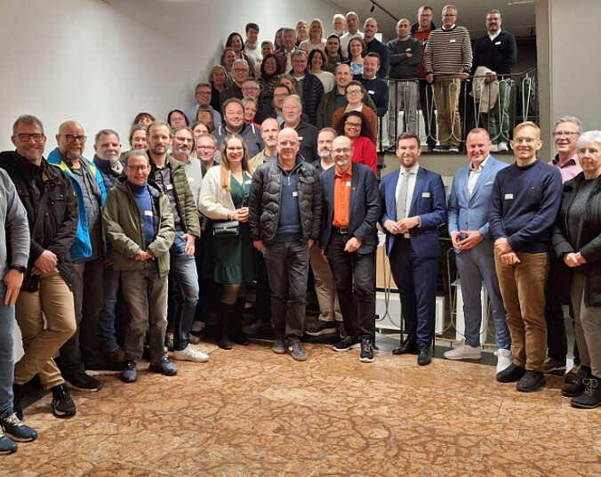 Eine Gruppe Männer und Frauen stehen auf der Treppe