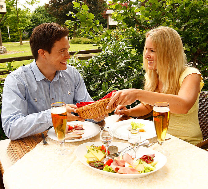 Mann und Frau essen und trinken