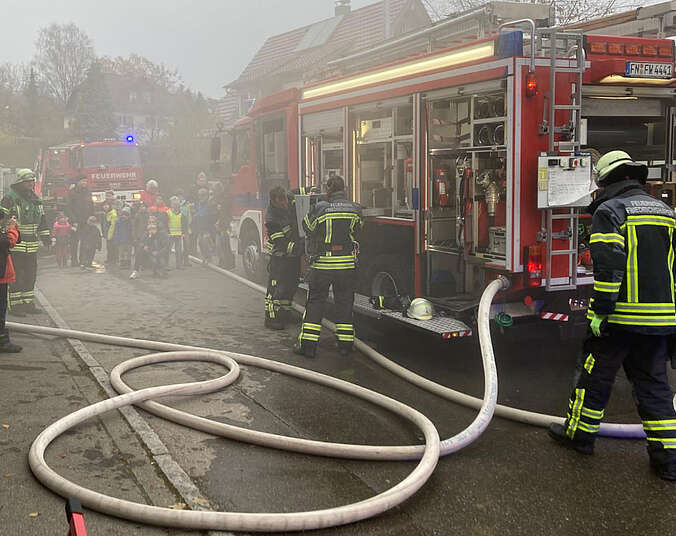 Feuerwehrauto und Einsatzkräfte
