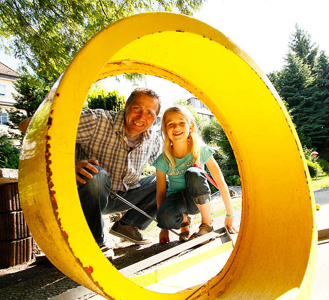 Vater und Tochter beim Minigolf