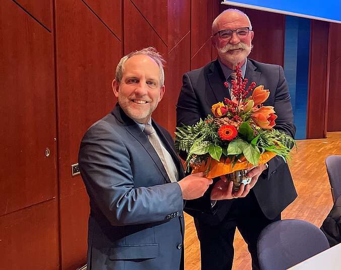 Stadtrat Bruno Kramer gratuliert OB Simon Blümcke mit Blumenstrauß