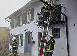 Über eine Leiter wurde die auf dem Balkon eingeschlossene Frau gerettet.
