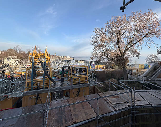 Blick auf den Außenbereich der GZH-Baustelle mit Arbeitsgeräten