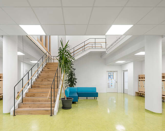Innenraum Kindergarten mit Treppe und Schränken
