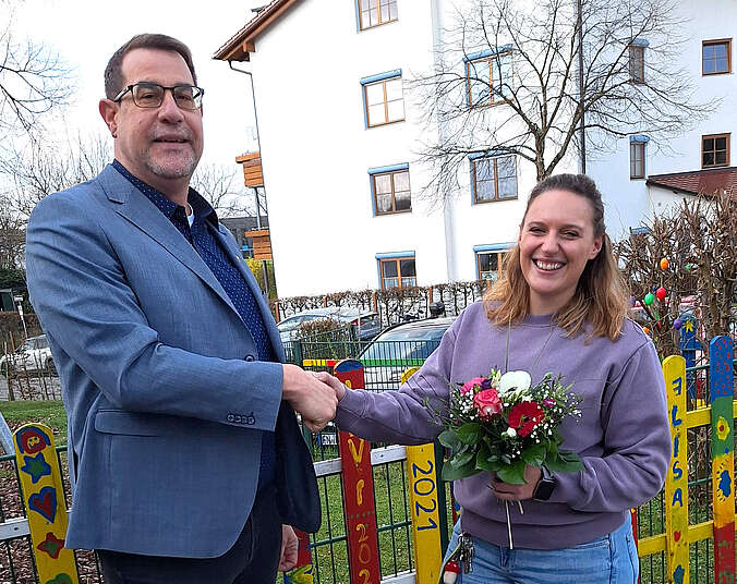Mann und Frau händeschüttelnd