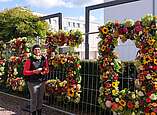 Die Bürgerinnen und Bürger brachten ihre Blumen aus dem Garten mit. Bianca Götz gestaltete daraus ein wunderschönes Arrangement!