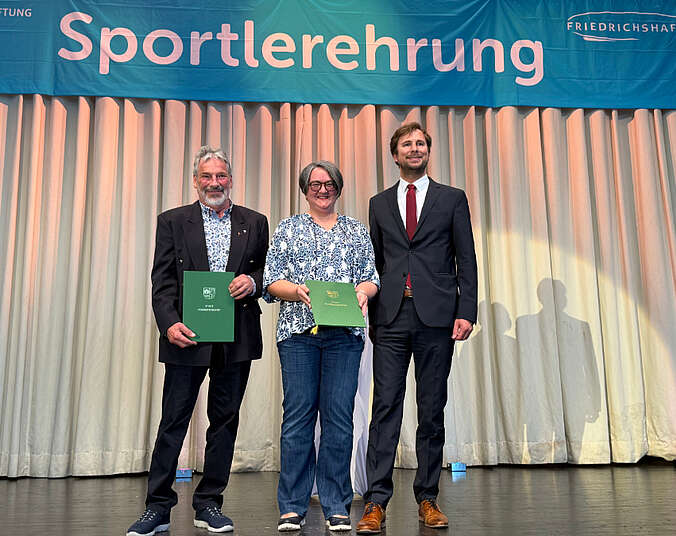 Zwei Männer und eine Frau auf der Bühne