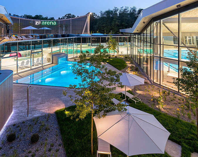 Sportbad von außen beleuchtet