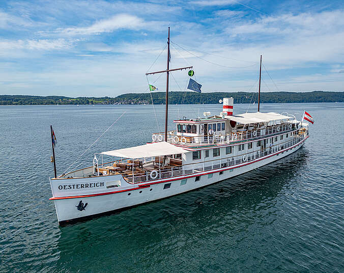 Ein historisches Schiff, die MS Oesterreich, auf dem Bodensee.