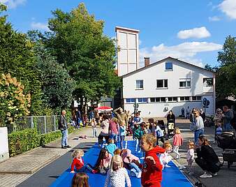 Kinder auf einer großen Turnmatte