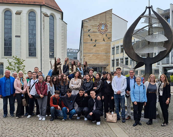 Schülerinnen und Schüler vor dem Brunnen