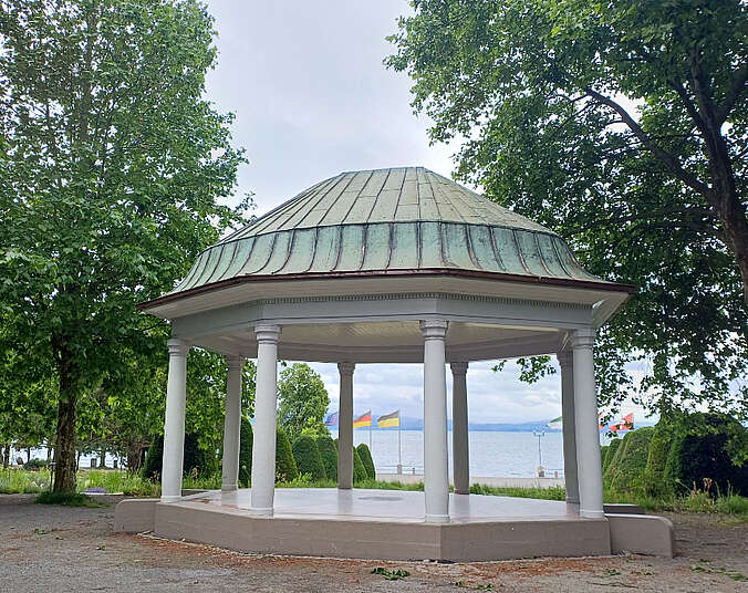 Pavillon an der Uferpromenade mit Blick auf den See