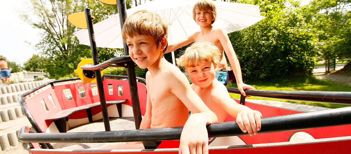 Kinder spielen im Wellenfreibad