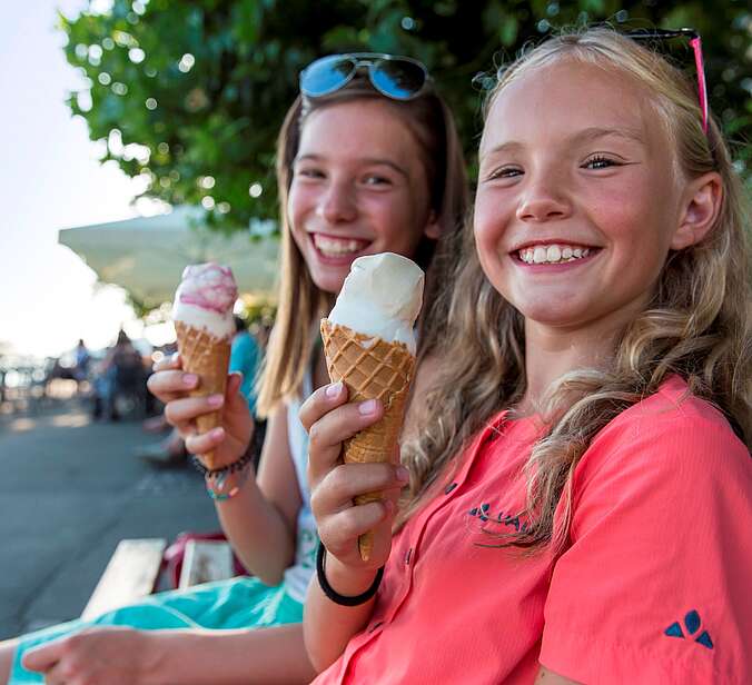 Kinder essen ein Eis