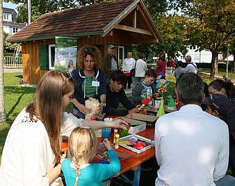 Kinder und Erwachsene basteln