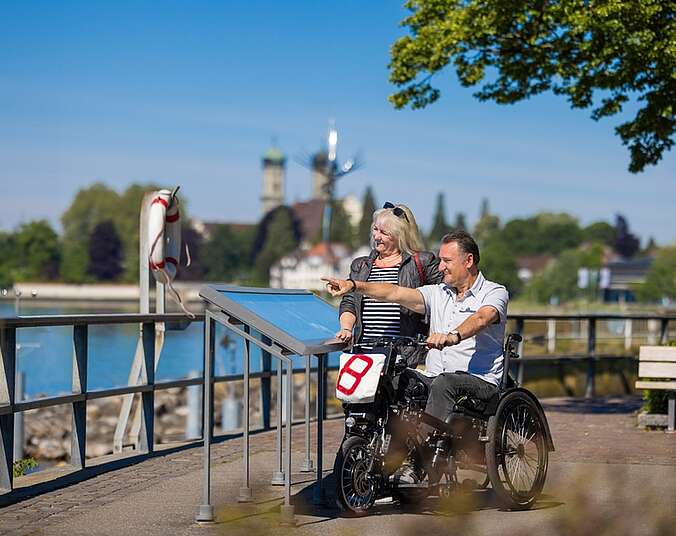 Rollstuhlfahrer an der Uferpromenade