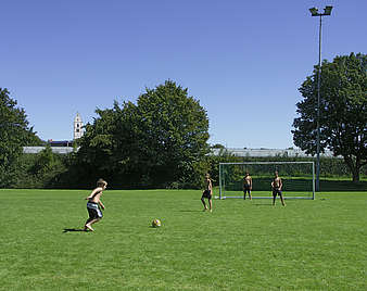 bolzplatz Ailingen Kinder spielen Fußball