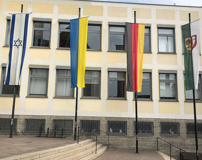 Vier Flaggen vor dem Rathaus