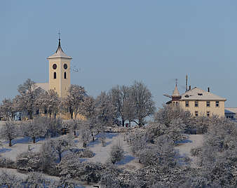 Berg St. Martin und Kirche im Winter