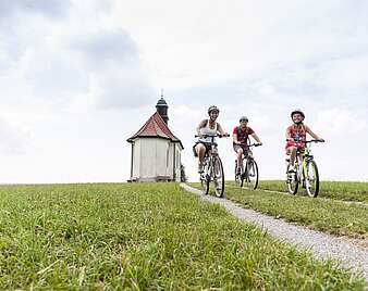 Familie beim Radfahren