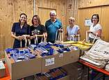 25 ehrenamtliche Helferinnen und Helfer haben 830 Hasenkleetaschen mit Plüschhasen, Süßigkeiten und weiteren Überraschungen bestückt. (Bild: Seehasenpräsidium)