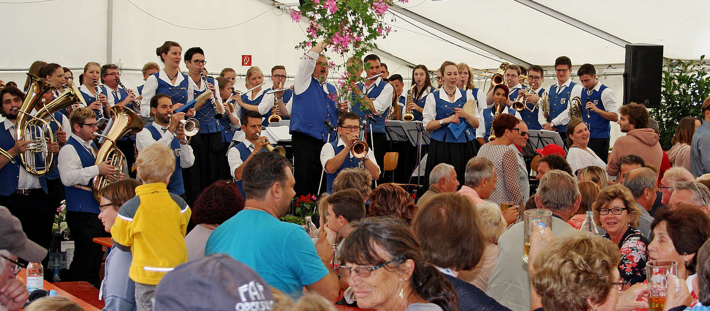Dorffest Musiker auf Bühne Menschen sitzen und schauen zu