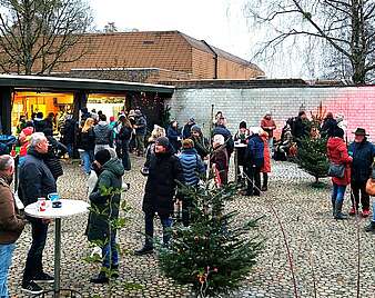 Personen in einem Hofgelände
