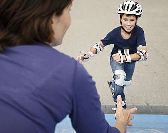 Familie am Skateplatz