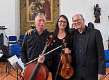(von links) Die Solisten Frank Westphal und Jelena Nerdinger (Konzertmeisterin) mit Dirigent Joachim Trost (Foto: Andrea Hengelhaupt