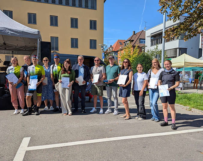Mit Auszeichnung: Gruppenbild auf Parkplatz
