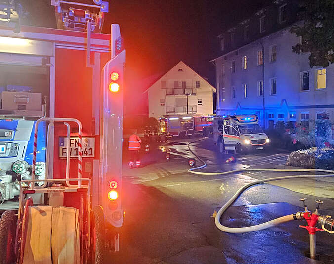 Feuerwehrfahrzeug, Krankenwagen und Wasserschläuche