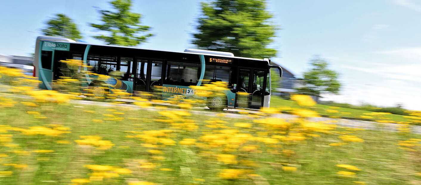 Bus fährt auf Straße