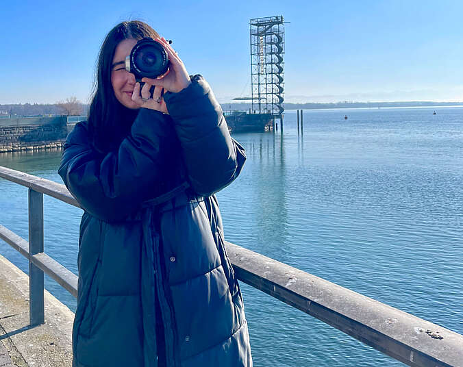 Fotografin, im Hintergrund Moleturm. (Foto: Stadt Friedrichshafen)