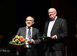 Dieter Messerschmid erhält den Ehrenbrief der Stadt. (Foto: Felix Kästle)