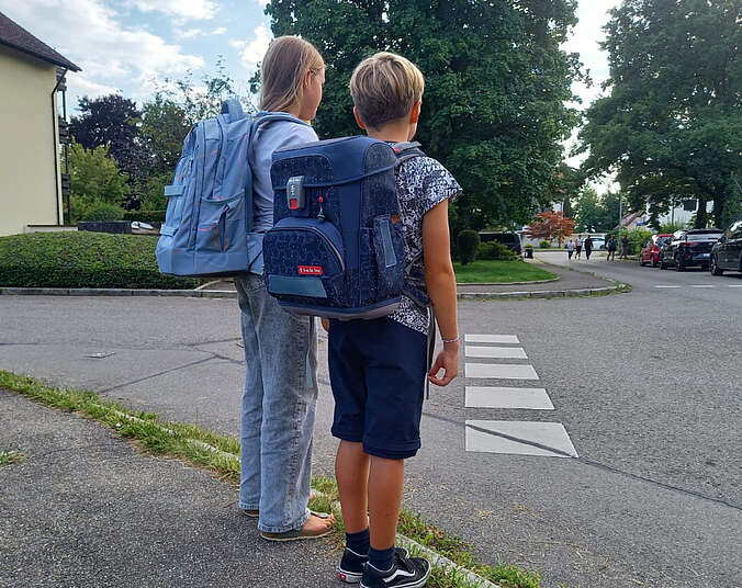 Zwei Schulkinder am Straßenrand. (Foto: Stadt Friedrichshafen)