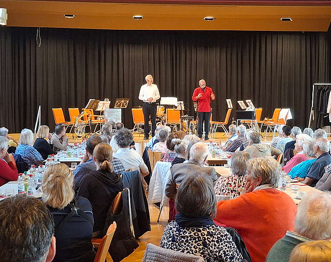 Besucher im Bürgerhaus. (Foto: Stadt Friedrichshafen)