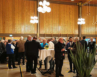 Blick auf stehende Personen in einer Halle