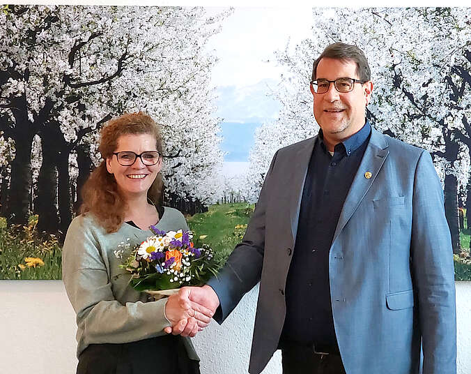 Mann und Frau händeschüttelnd