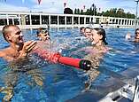 sechs Menschen im Wasser.