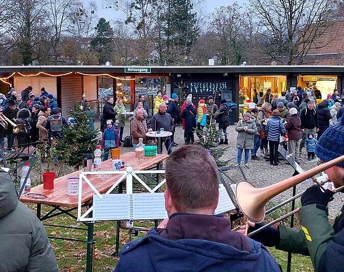 Im Vordergrund Musikanten, im Hintergrund Besucher