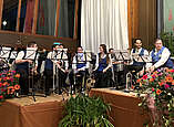 Eine Abordnung der Musikkapelle Ailingen begleitet den Jubiläumsabend musikalisch