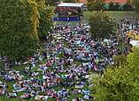 Rund 2500 begeisterte Besucher beim Open-Air-Konzert im Wellenfreibad Ailingen.